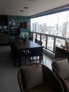 Apartamento 165m², 4/4, 03 suítes, varandão gourmet integrado a cozinha, Lavabo, DCE, Leste, andar alto, vista mar