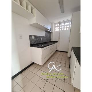 Apartamento 53m², 2/4, WC social, salas para 2 ambientes (estar e jantar), cozinha/área de serviço, 1 vaga de garagem.