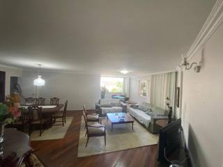 Vende-se apartamento nos Aflitos.