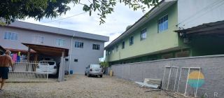 Casa e kitnets, com espaço externo para estacionamento à venda em Armação Penha - SC. Ref. 105