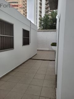 Sobrado Para Alugar com 4 quartos 1 suítes no bairro Indianópolis em São Paulo