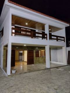 Casa em Candeias 360m², 3 suítes, 5 vagas de garagem, próximo a escolas e vias de acesso.