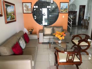 Casa Para Vender com 4 quartos 3 suítes no bairro QUINTAS DO CALHAU.
