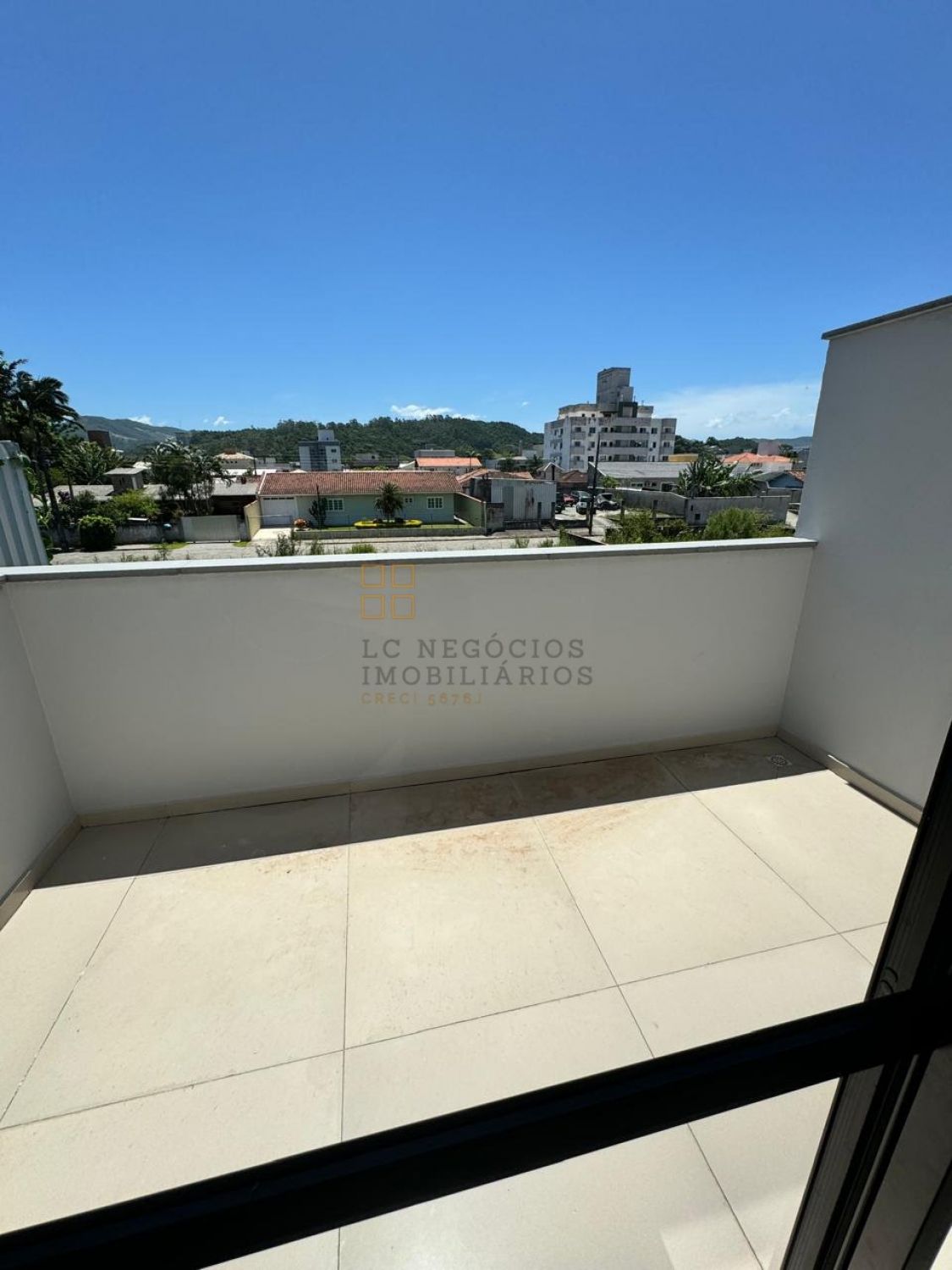 Sobrado Para Vender com 2 quartos 2 suítes no bairro Aririu em Palhoça