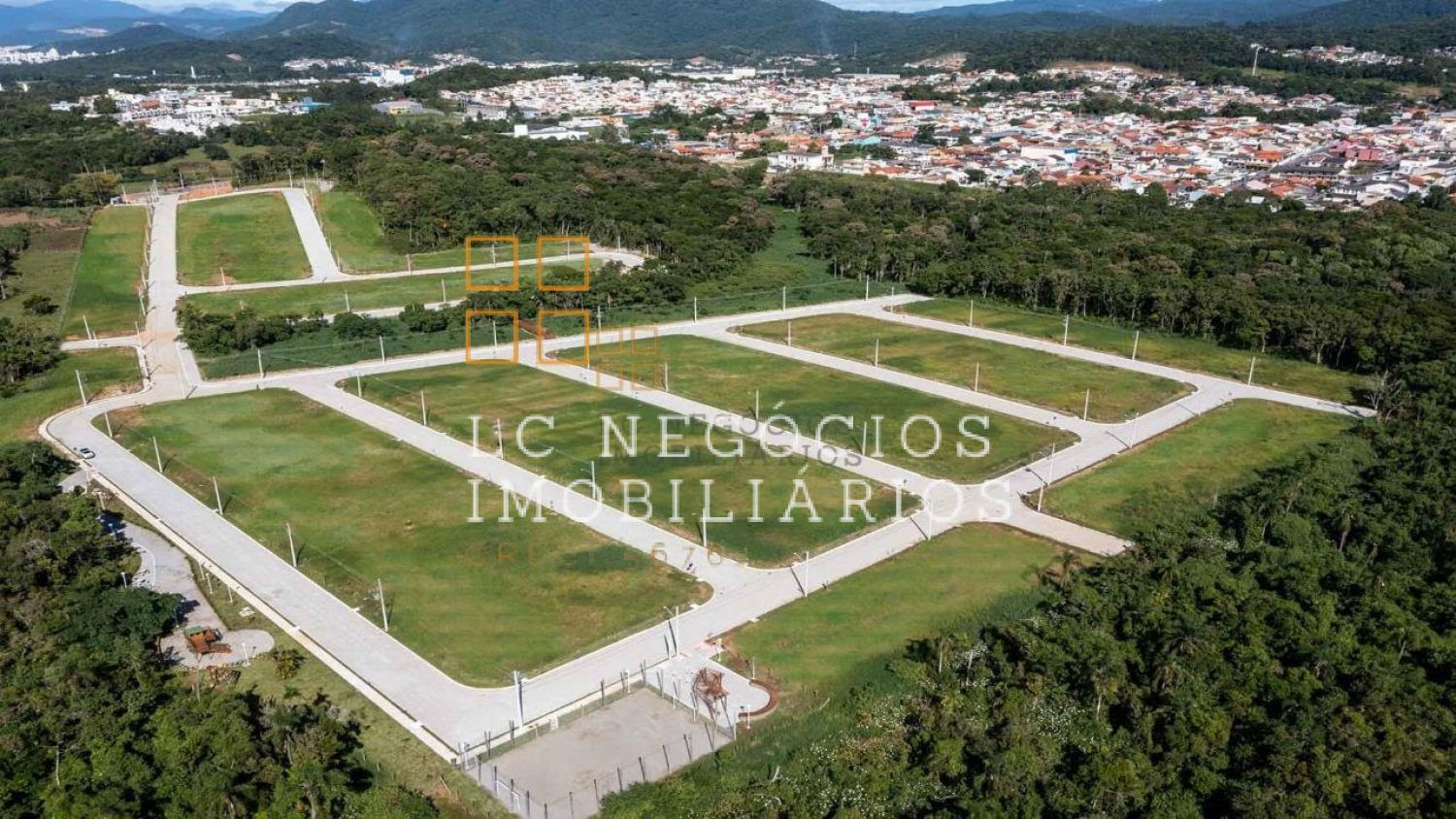 Lote / Terreno de Bairro Para Vender no bairro Forquilhinhas em São José