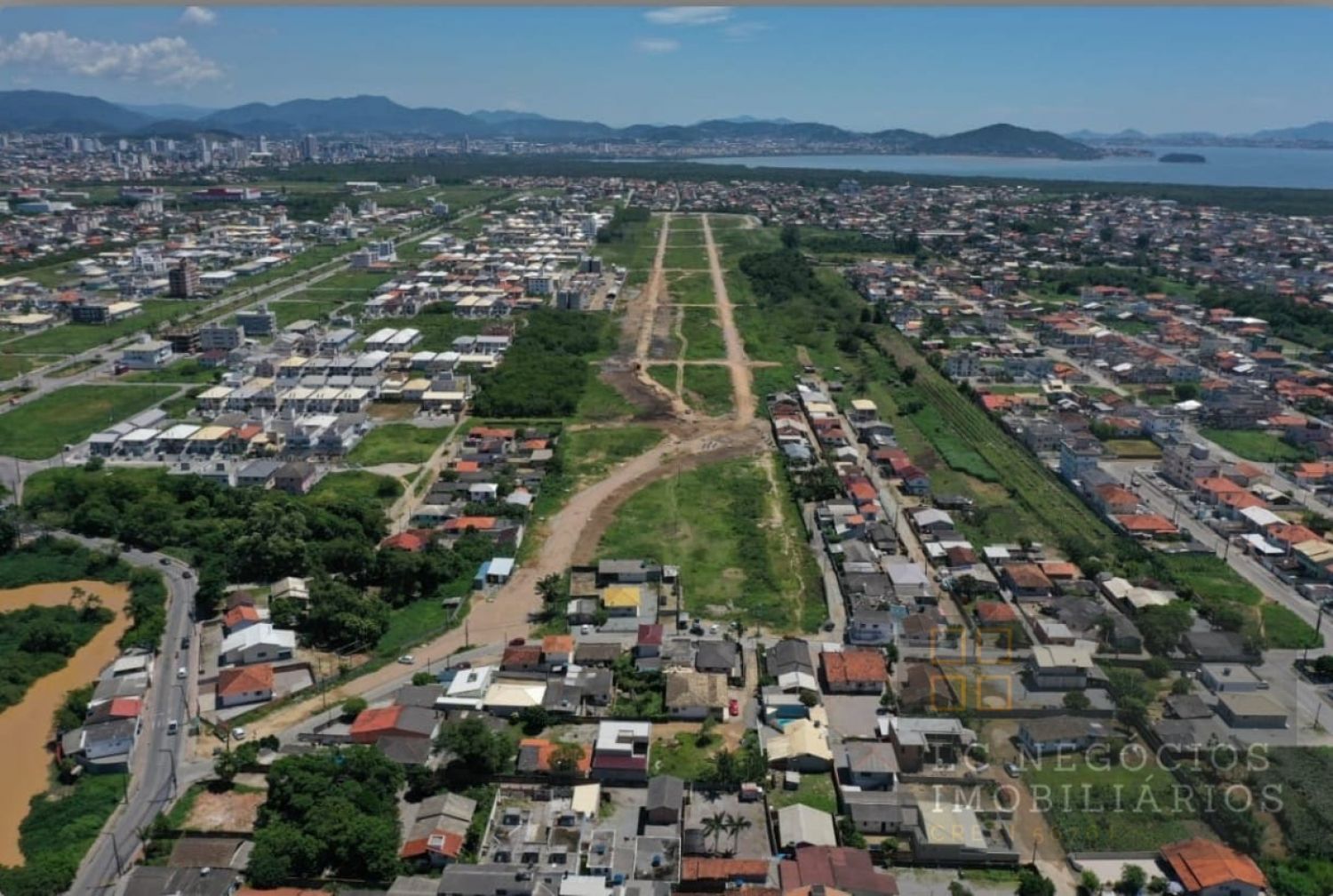 Lote / Terreno de Bairro Para Vender no bairro Centro em Palhoça