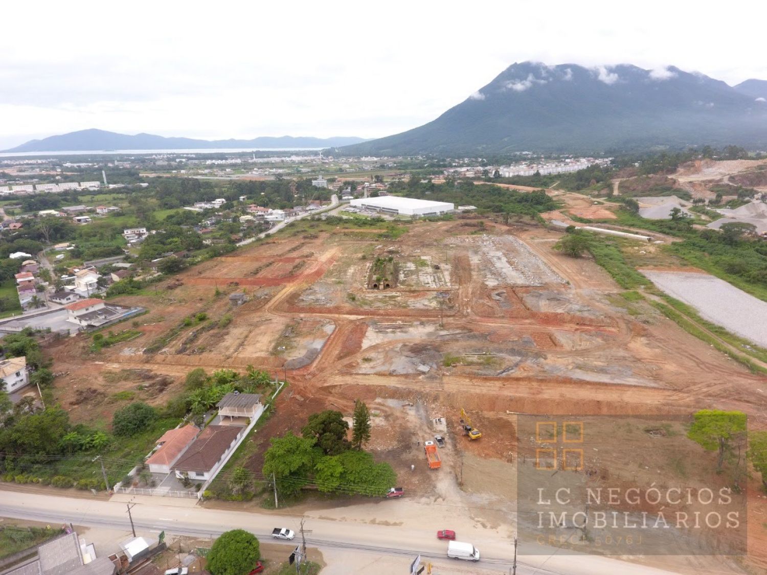 Lote / Terreno de Bairro Para Vender no bairro Aririu em Palhoça