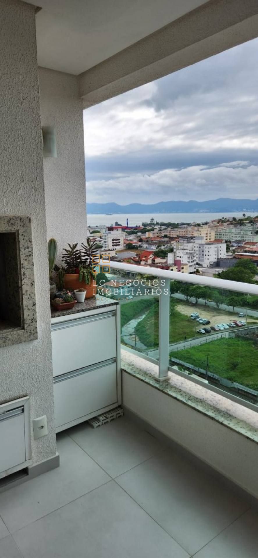 Apartamento Para Vender com 2 quartos 1 suítes no bairro Barreiros em São José