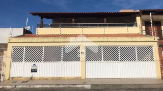 Casa com dois pavimentos no Bairro Suissa/ Aracaju-SE