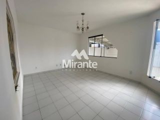 Casa Para Alugar com 3 quartos sendo 1 suítes no bairro Capuchinhos em Feira De Santana