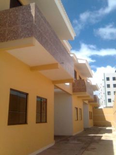 Oportunidade -  Vende-se Residencial com 3 Casas duplex a 800m da praia.