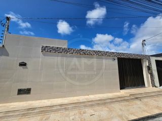 CASA REFORMADA COM PISCINA NA ARUANA