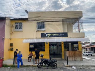 EXCELENTE CASA COM PONTO COMERCIAL Á VENDA